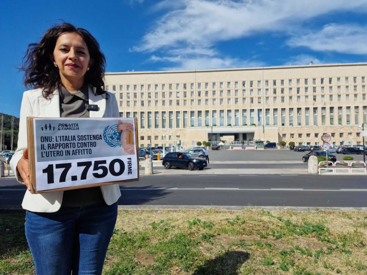 Consegnate al Ministro Tajani le 18.000 firme della nostra petizione contro l’utero in affitto 1